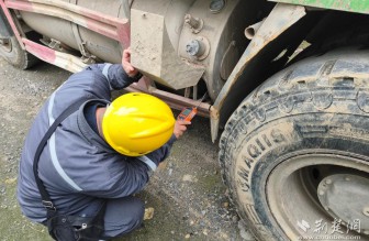 燃?xì)怆U(xiǎn)情急處置 多方聯(lián)動保平安——襄陽華潤燃?xì)獬晒鈨奢vLNG渣土車泄漏隱患